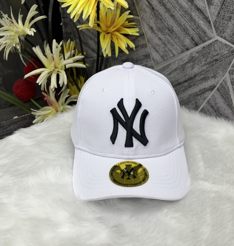 New York Yankees White Black Logo Premium Unisex Cap — Comes With Safety Box 🧢📦